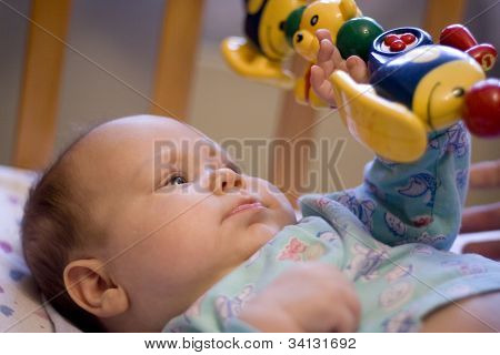 Baby med legetøj