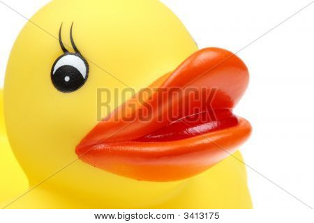 Pequeño pato amarillo de plástico