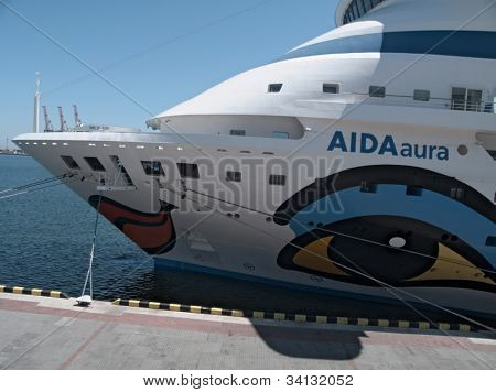 ODESSA, UKRAINE - Juni 11,2012: Fahrgastschiff M/S AIDA AURA (Baujahr: 2003, Flagge: Italien) besuchen Sie Port o