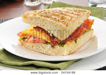 Speck, Salat, Tomate und KÃ¤se Panini