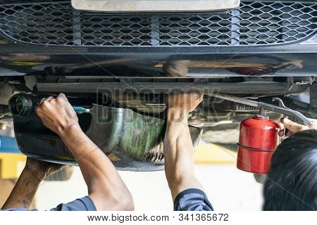 Repairman Or Mechanic During Use Inject Gun Flush Oil For Cleaning In Inside Cooling Tube For Modify
