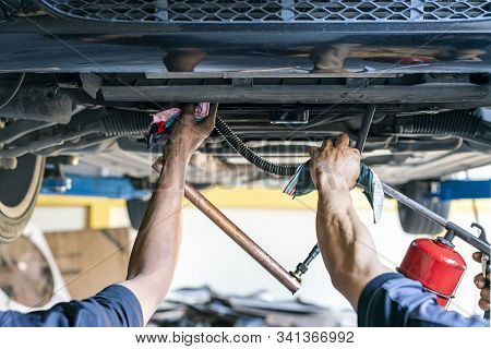 Repairman Or Mechanic During Use Inject Gun Flush Oil For Cleaning In Inside Cooling Tube For Modify