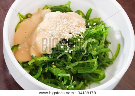 Chuka zeewier salade gegarneerd met sesamzaadjes