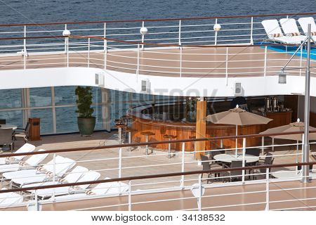  bovenste etage van het schip met ligstoelen bar uitzicht op zee