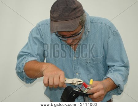 Ältere Blue Collar Worker arbeiten an elektrischen