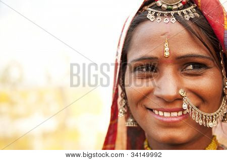 Retrato de uma roupa tradicional indiano sorridente