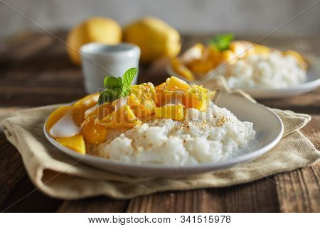 Mango With Sticky Rice , Thai Dessert .