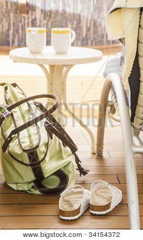 Scarpe borsa e tazzine da caffè