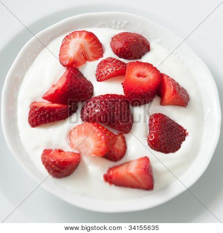 Porzellan Schale mit Erdbeeren und Sahne yogourt