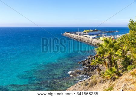 Azure Water Of Atlantic Ocean On Morro Jable Beach, Fuerteventura Island, Canary Islands, Spain. Por