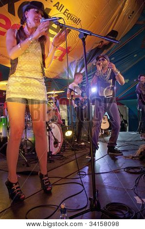 Yasmin Licinio de Exeter baseado banda N.U.M.B. tocando ao vivo no Big Top do mundo