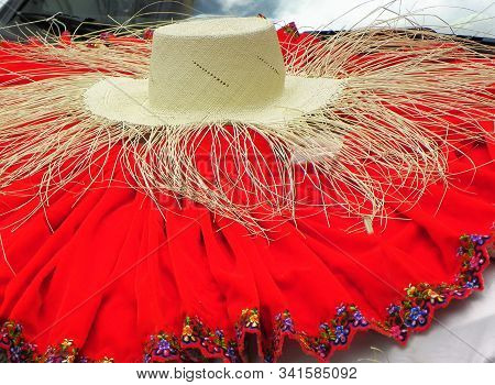 Traditional Handmade Ecuadorian Paja Toquilla Straw Hats Or Sombrero - Unesco Intangible Cultural He