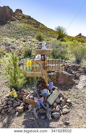 Oatman, Usa - March 7, 2019: Grave Of Linda Van Summer At The Historic Route 66 Near Oatman.