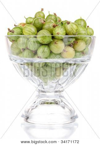 Grüne Stachelbeere in Glas, isolated on white
