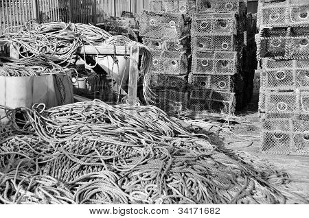 Un mucchio di lobster pot sul molo in un piccolo villaggio di pescatori.