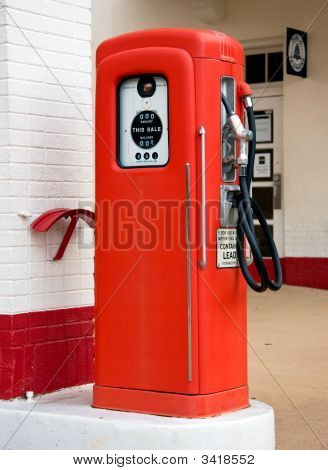 Starý červený benzinové pumpy