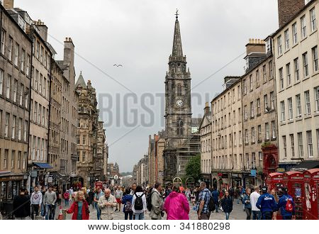 Edinburgh, Scotland - July 29, 2019: Tron Kirk & Royal Mile Market At High Street In Edinburgh With 