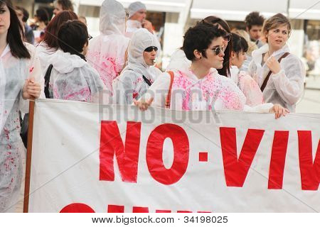 PARMA, Italia - maggio 16 gruppo locale dei diritti degli animali dimostrano in segno di protesta contro la vivisezione animale (t