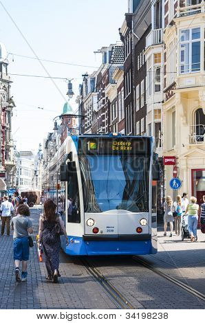 AMSTERDAM, Nizozemsko - 27. května: Tramvaj běží v centru města mezi chodce. 27. Května 2012 v Am
