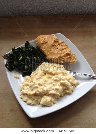 Humous พริกบนขนมปัง crusty, saute จะหยิก cale และไข่กวนครีม...