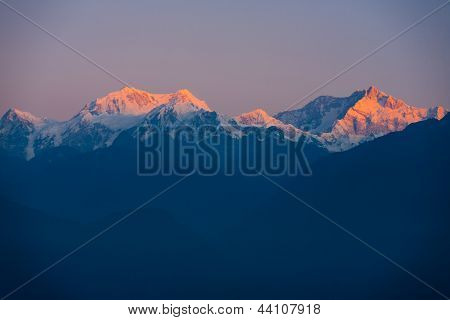 Kanchenjunga Mountain Himalajan auringonnousun kaukana