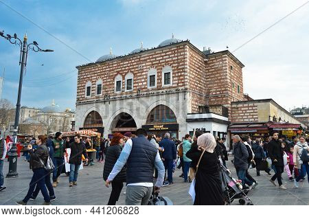 In The Misir Carsisi Built In The 17th Century, Locals And Tourists From Various Countries Of The Wo