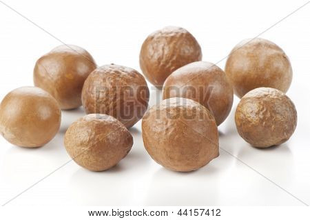 NUTS: Macadamia auf weißem Hintergrund