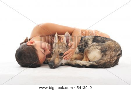 Giovane ragazza e il suo cucciolo
