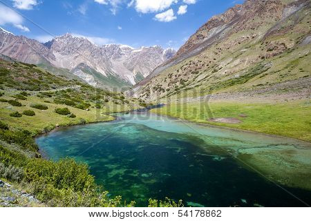 Piękne jezioro w górach Tien Shan