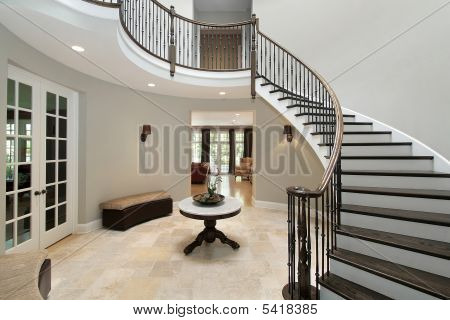 Foyer z schody okrągłe