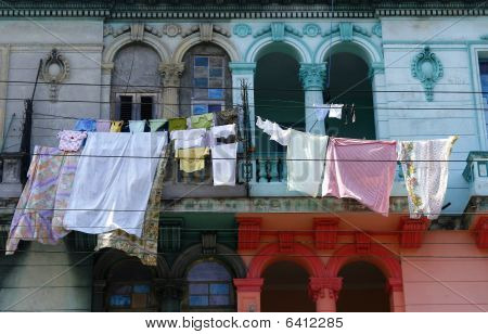 Eski yarım yenilenmiş olan sömürge Binası Havana, Küba