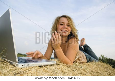 Hezká dívka, pracovat na notebooku