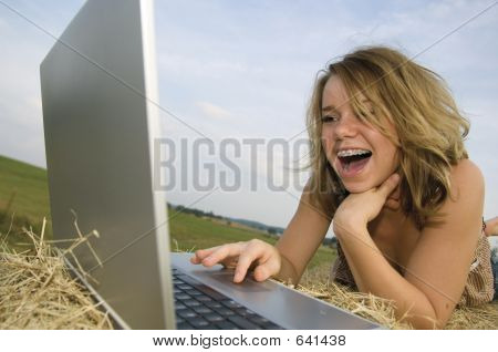 Hezká dívka, pracovat na notebooku