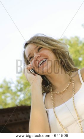 Pěkně dospívající dívka mluví na mobilním telefonu