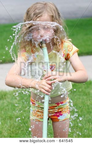 Девушка с шланг для воды