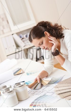 Mladá žena Návrhář interiérů v kanceláři