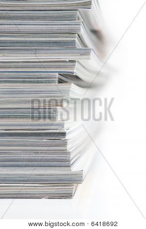 Stapel Zeitschriften auf weißem Hintergrund