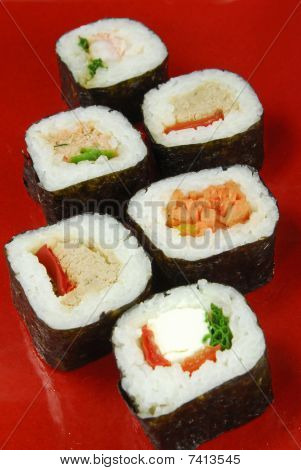 Sushi Futomaki auf roten Platte