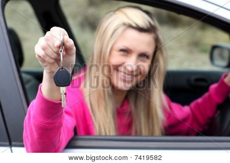 Smilende Driver viser en nøglen efter Bying en ny bil