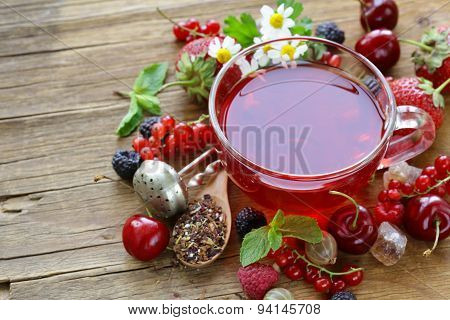 berry tea with fresh currants, raspberries and strawberries