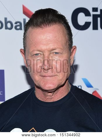 LOS ANGELES - SEP 09:  Robert Patrick arrives to the Stand Up To Cancer 2016 on September 09, 2016 in Hollywood, CA                
