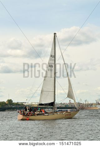 13.08.2016.Russia.Saint-Petersburg.Floats on the water sports boat..A tailwind increases the speed of the boat.