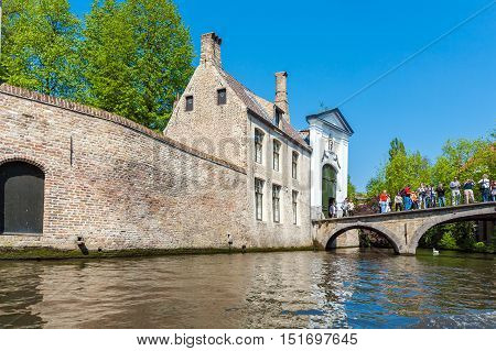 Bruges, Belgium - April 6, 2008: Tourists Greet A Tour Boat In Front Of The Beguinage