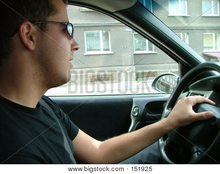 Homme au volant d'une voiture