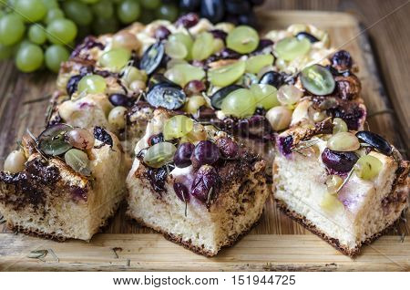 Cake With Chocolate And Marshmallow Grapes From Jamie Oliver