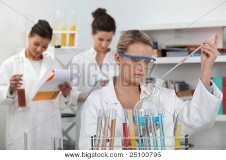 Ženy, které pracují ve vědecké laboratoři