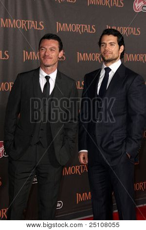 ลอสแองเจลิส - 7 nov: Luke Evans, Henry Cavill มาที่ 