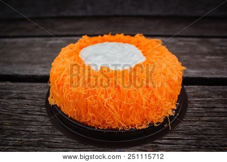 Gold Egg Yolk Thread Cakes Or Cake Foi Tong Lava Cake.
