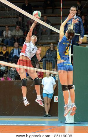 Jönköpings Södra, Ungern - oktober 21:Zsofia Harmath (blå 3) i aktion på en ungersk NB I. League-volleyb