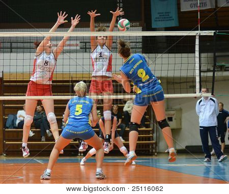 KAPOSVAR, Ungarn - 21. oktober: Zsanett Pinter (blå 2) i aktion på en ungarsk NB I. League volley